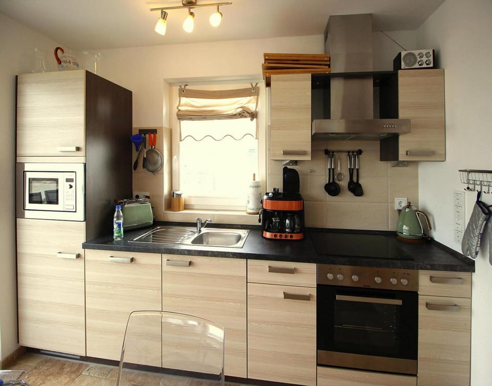 Coffee/tea maker, fridge, microwave, oven