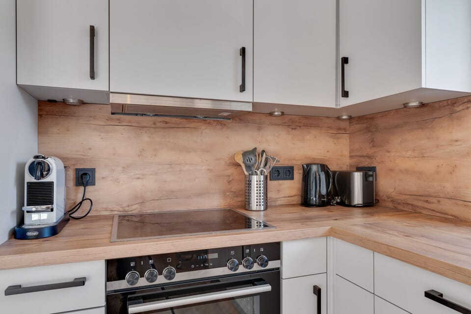 Coffee/tea maker, fridge, microwave, oven