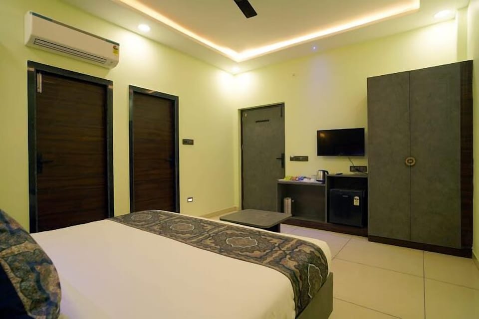 Deluxe Double Room, Balcony | Desk, laptop workspace, iron/ironing board, free WiFi