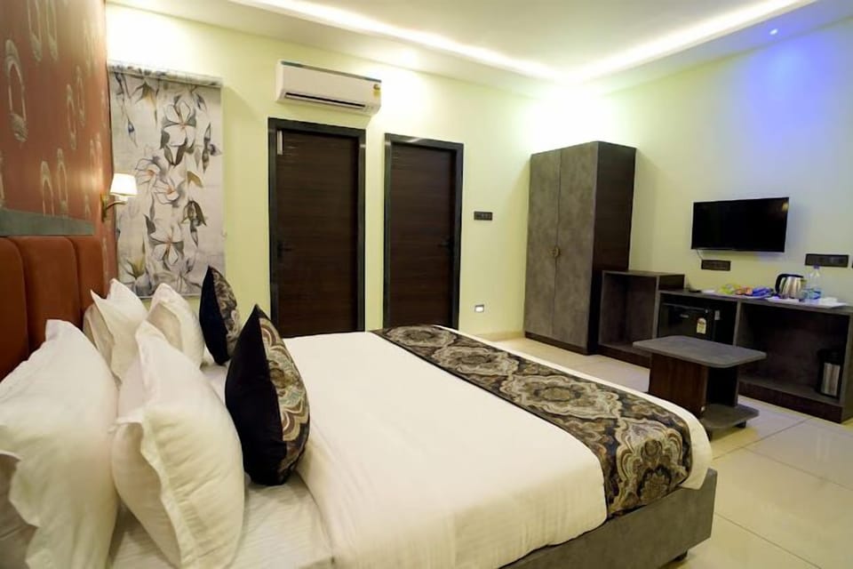 Deluxe Double Room, Balcony | Desk, laptop workspace, iron/ironing board, free WiFi