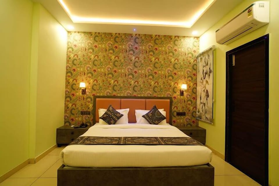 Deluxe Double Room, Balcony | Desk, laptop workspace, iron/ironing board, free WiFi