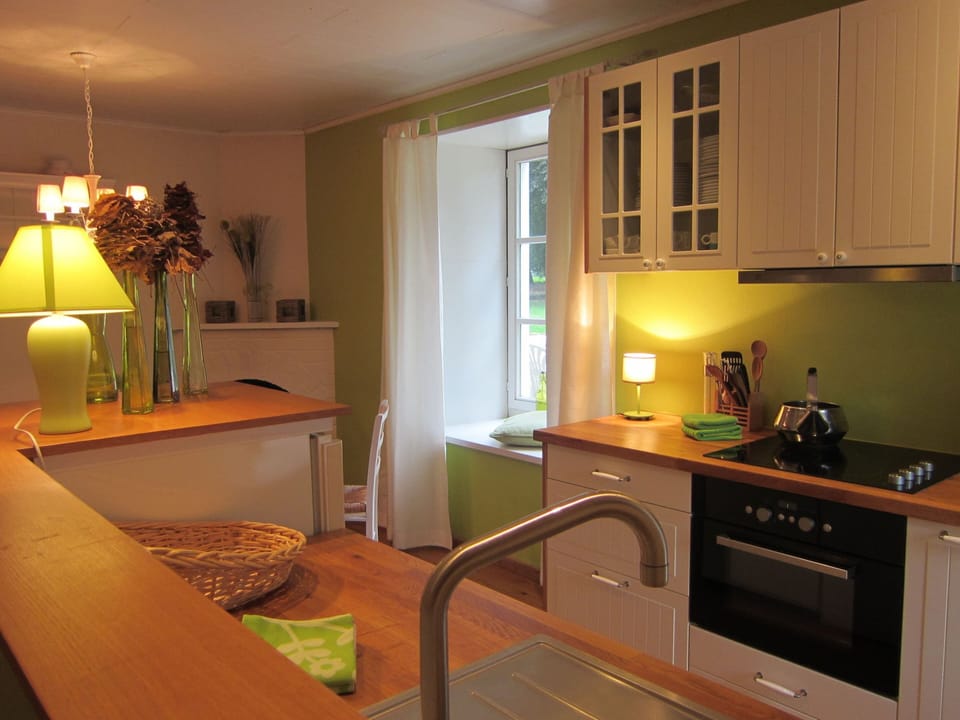 Classic House, 6 Bedrooms | Private kitchen | Fridge, microwave, oven, stovetop