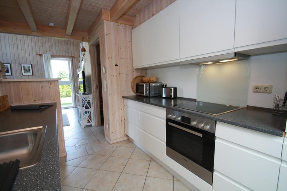 Classic House, 4 Bedrooms | Private kitchen | Fridge, microwave, oven, dishwasher