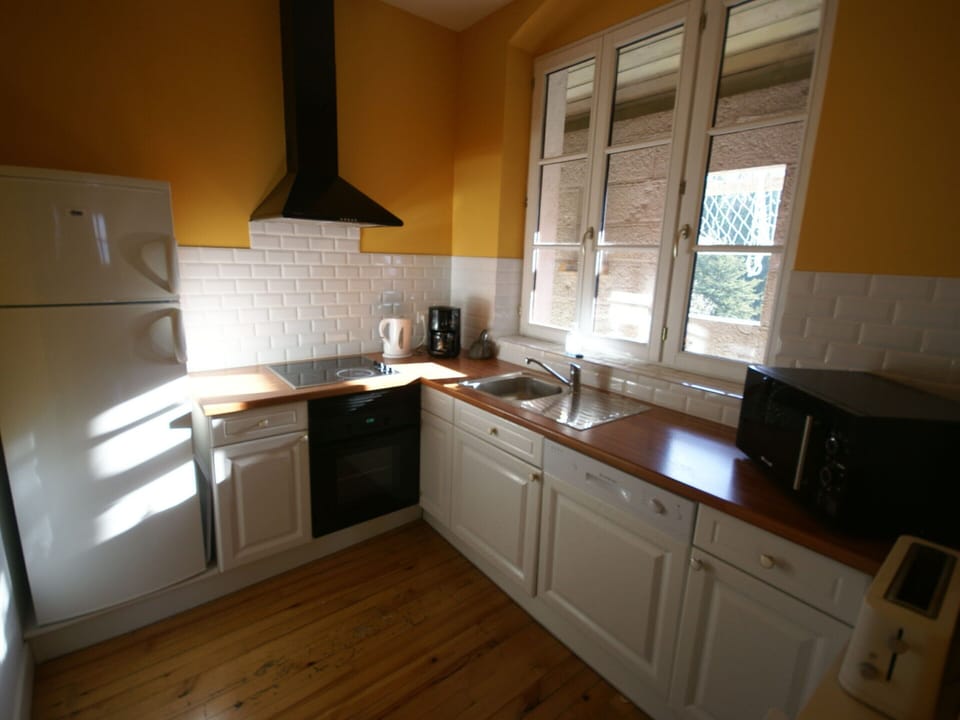 Comfort House, 3 Bedrooms | Private kitchen | Fridge, microwave, dishwasher, highchair