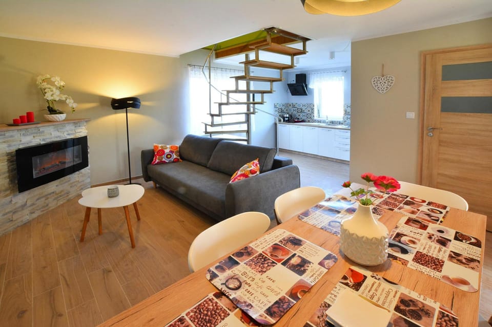 Classic House, 4 Bedrooms | Living room | Fireplace