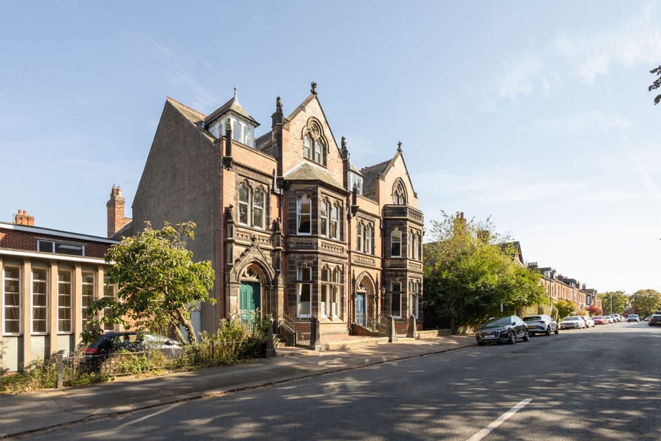 House | 6 bedrooms, desk