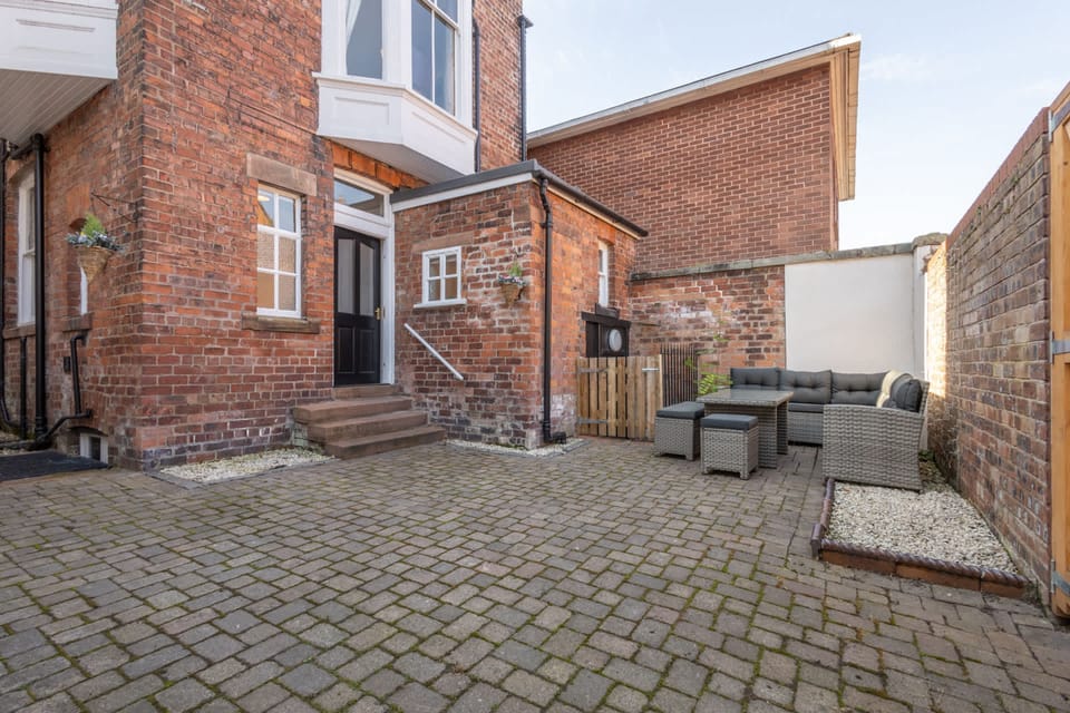 House | 6 bedrooms, desk