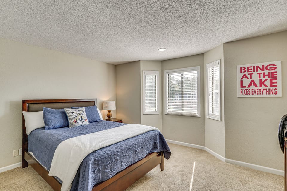 Lake-view Condo in Osage Beach: Walk to Boat Ramp Apartment in Osage Beach
