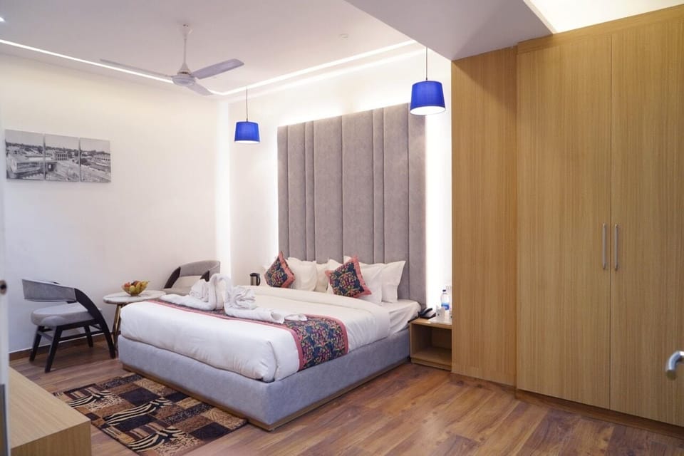 Luxury Room, Non Smoking | Egyptian cotton sheets, premium bedding, Select Comfort beds, desk
