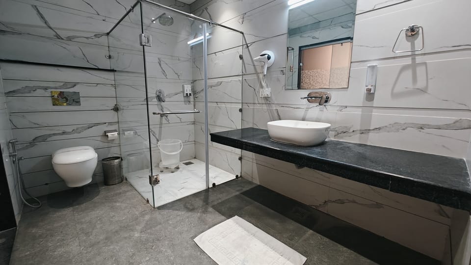 Luxury Room, Non Smoking | Bathroom | Shower, hair dryer, slippers, towels