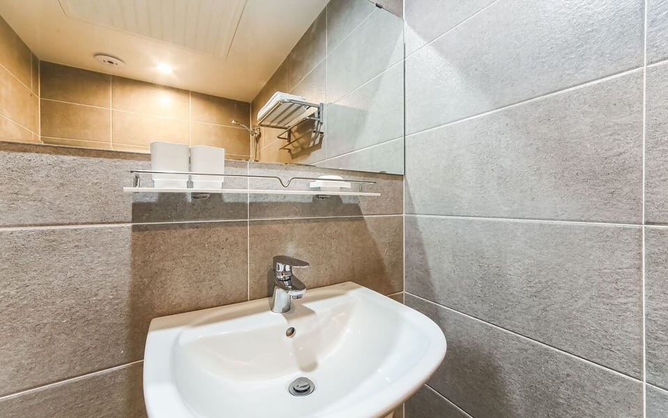 Standard Twin Room | Bathroom | Hair dryer, bathrobes, heated floors, towels