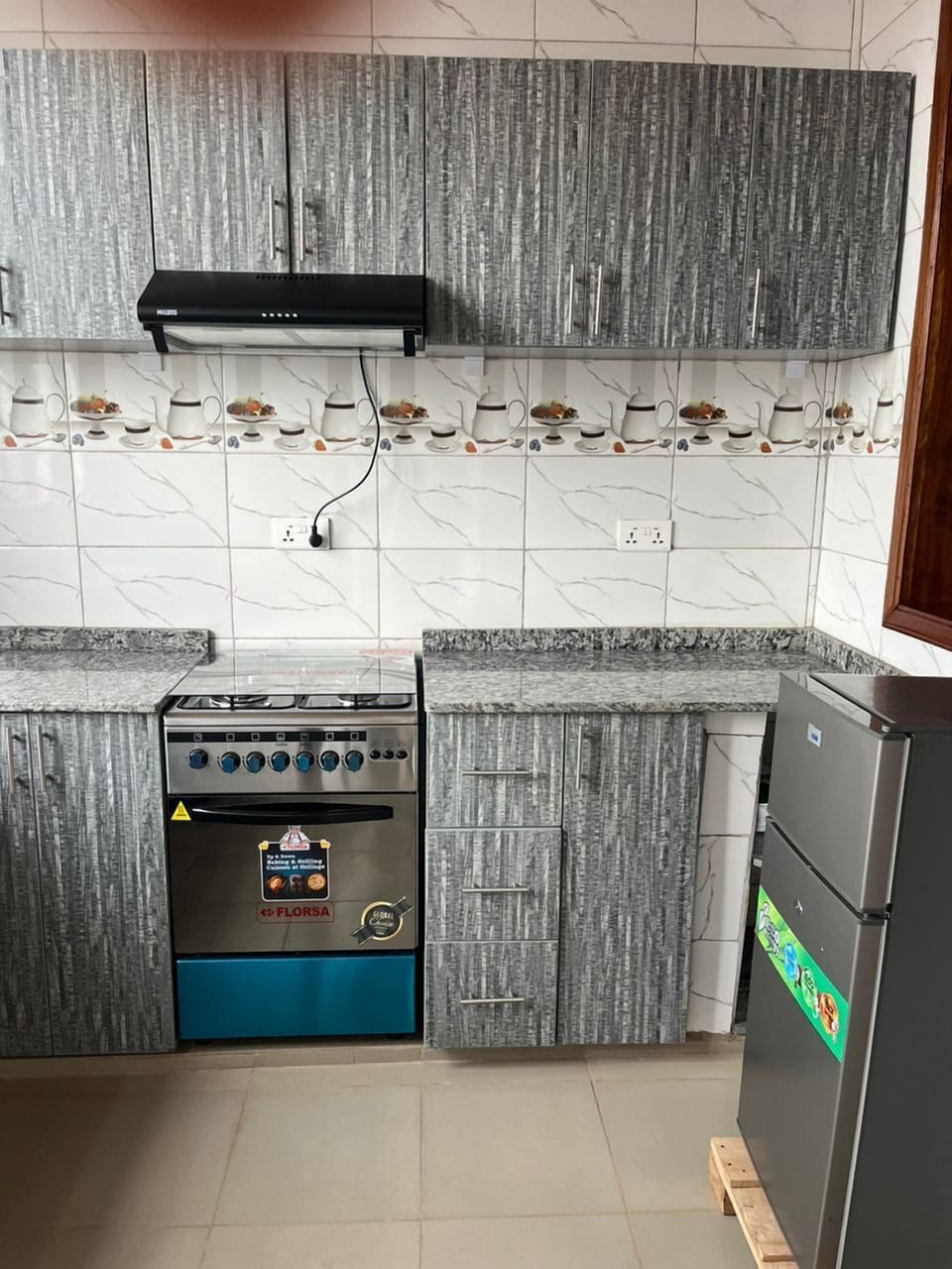 Full-size fridge, microwave, oven, stovetop