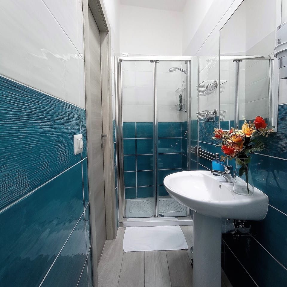 Room, 1 Double Bed, Non Smoking, Ensuite | Bathroom | Shower, hair dryer, bidet, towels