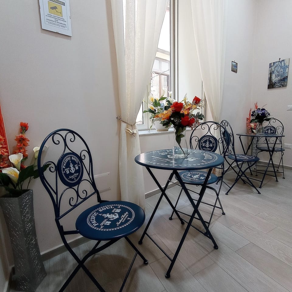 Room, 1 Double Bed, Non Smoking, Ensuite | Living area