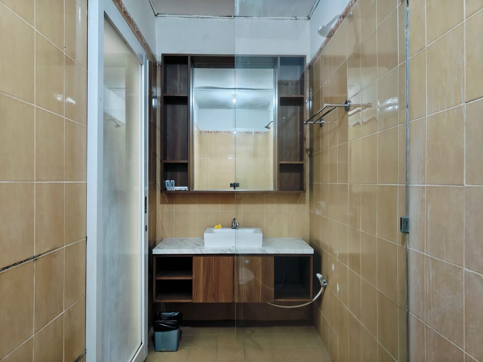 Superior Twin Room | Bathroom | Shower, free toiletries, towels, soap