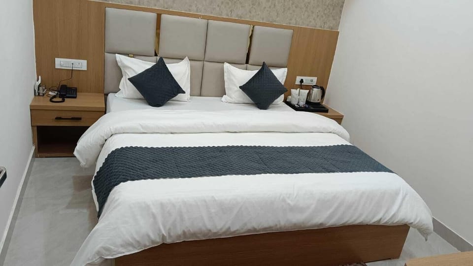 Executive Room, 1 King Bed | Iron/ironing board, free WiFi