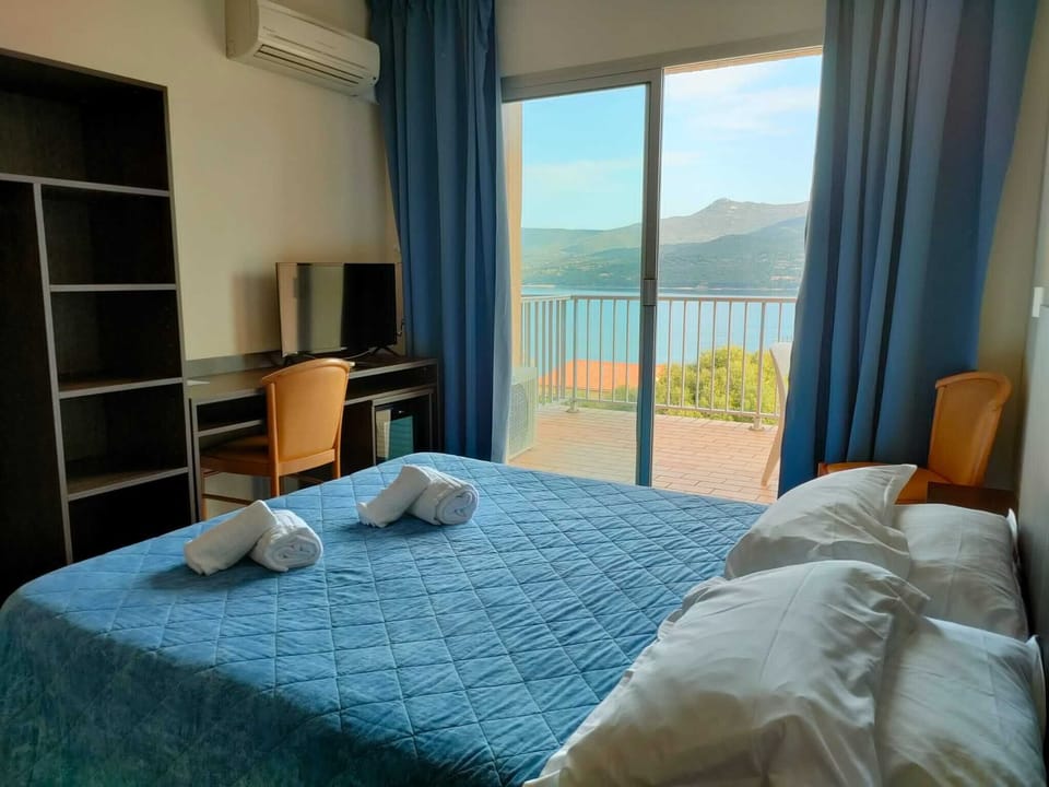 Double Room, Sea View | Desk, rollaway beds, bed sheets
