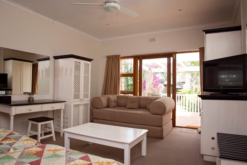 Standard Twin Room, 1 Bedroom | Living area | Flat-screen TV