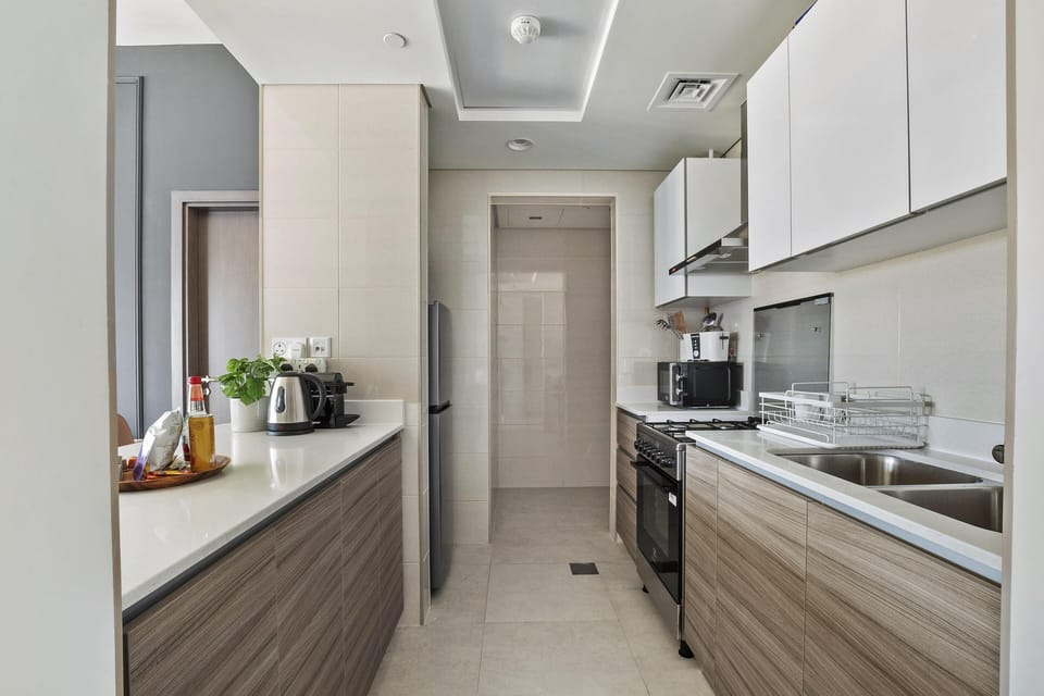 Elite Apartment | Private kitchen | Full-size fridge, microwave, oven, stovetop