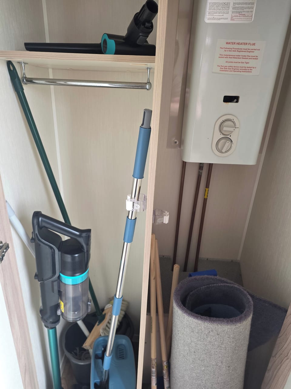 Caravan Paul Sleeps 6 With Free Parking Cabin in Wales