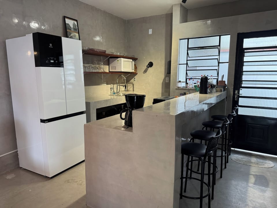 Full-size fridge, microwave, oven, stovetop