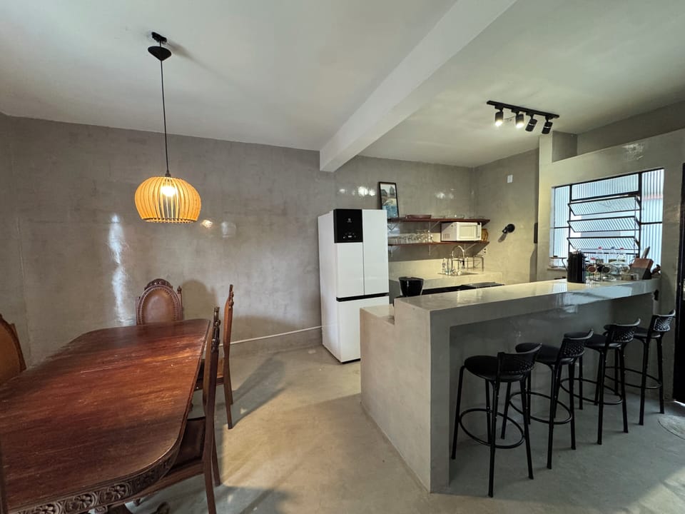 Full-size fridge, microwave, oven, stovetop