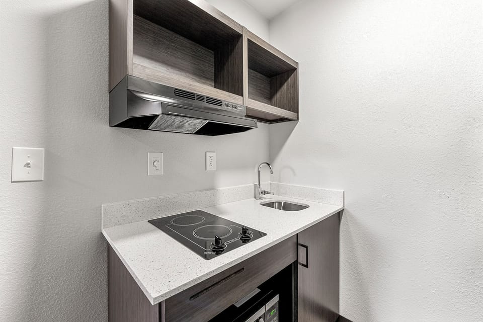 Studio | Private kitchen | Microwave, stovetop