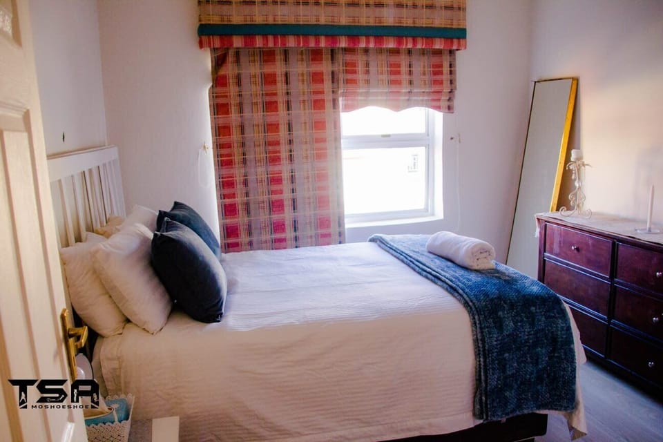6 bedrooms, desk, laptop workspace, blackout drapes