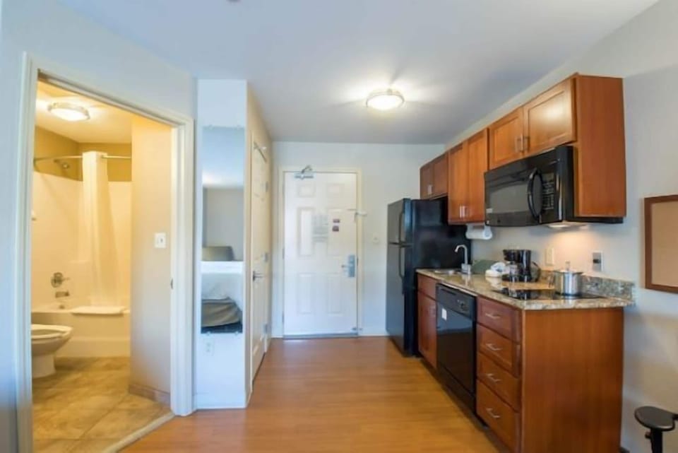 Full-size fridge, microwave, stovetop, dishwasher