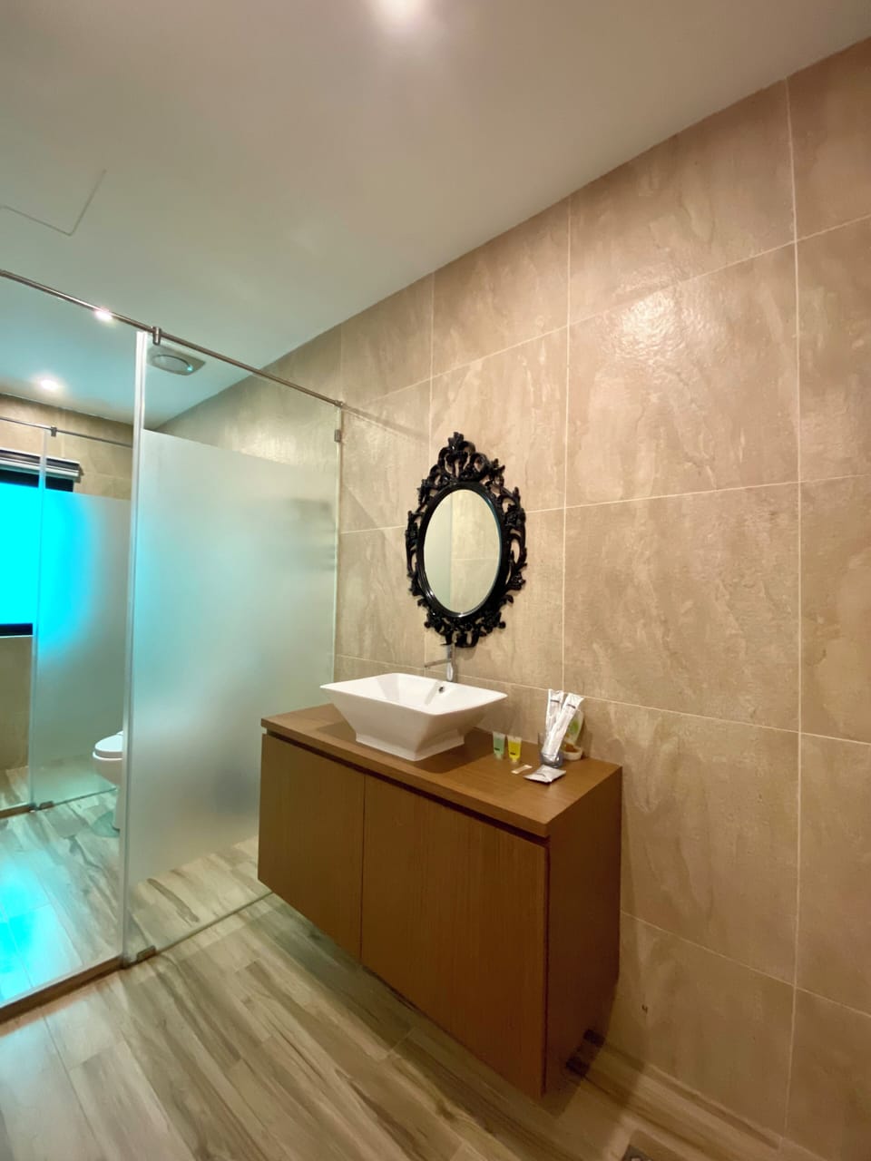 Superior Twin Room | Bathroom | Shower, free toiletries, bidet, towels