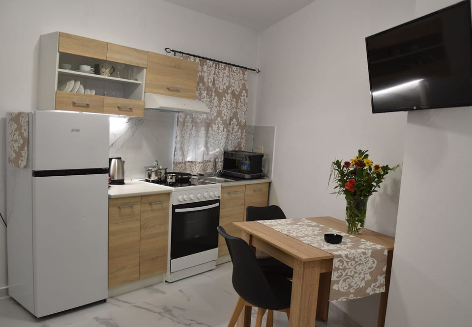 Deluxe Apartment, Mountain View | Private kitchen | Full-size fridge, oven, stovetop, cookware/dishes/utensils