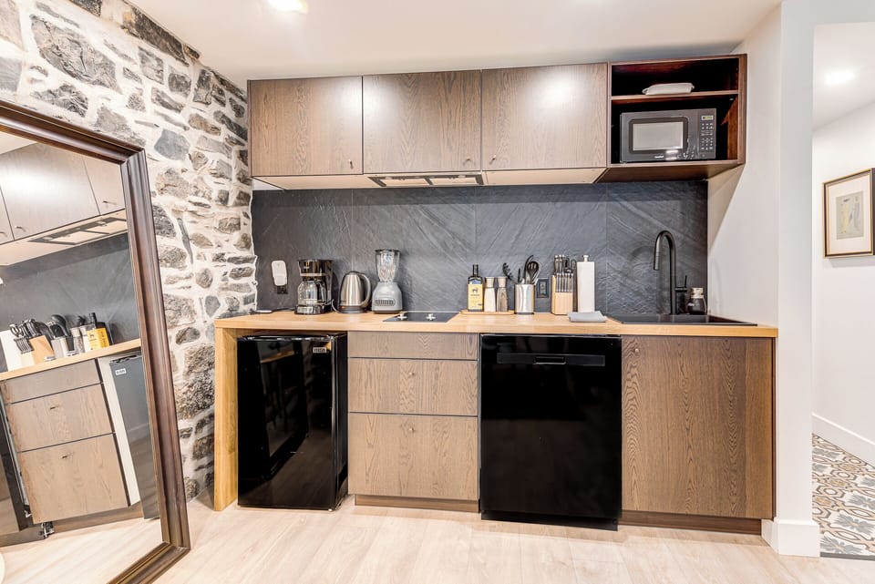 Deluxe Apartment, Patio | Private kitchen | Toaster