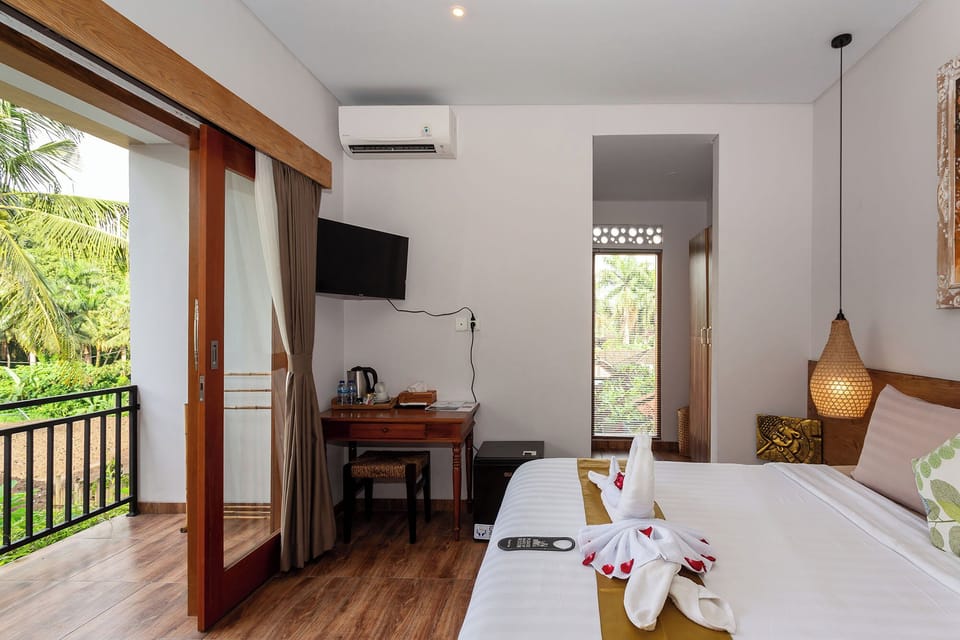 Deluxe Double Room | Minibar, in-room safe, desk, laptop workspace