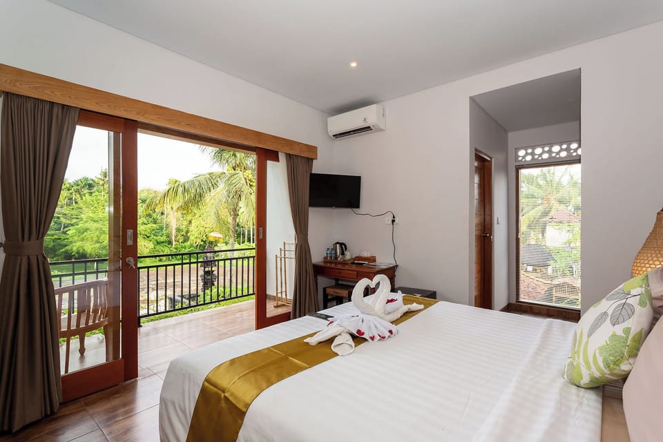 Deluxe Double Room | Minibar, in-room safe, desk, laptop workspace