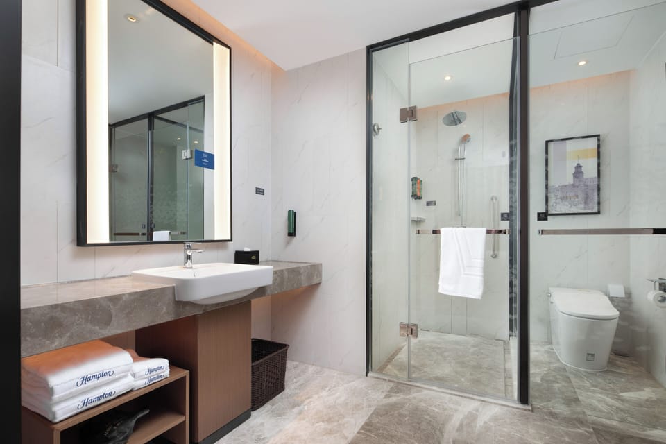 Business Suite, City View | Bathroom | Shower, rainfall showerhead, free toiletries, hair dryer