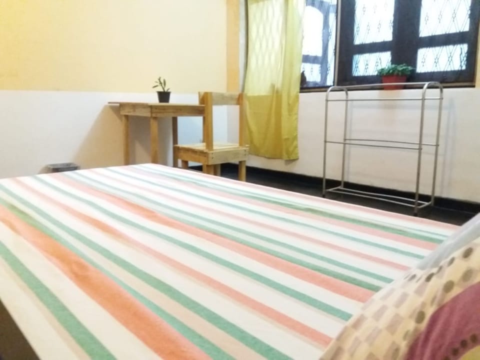 Premium bedding, desk, free WiFi