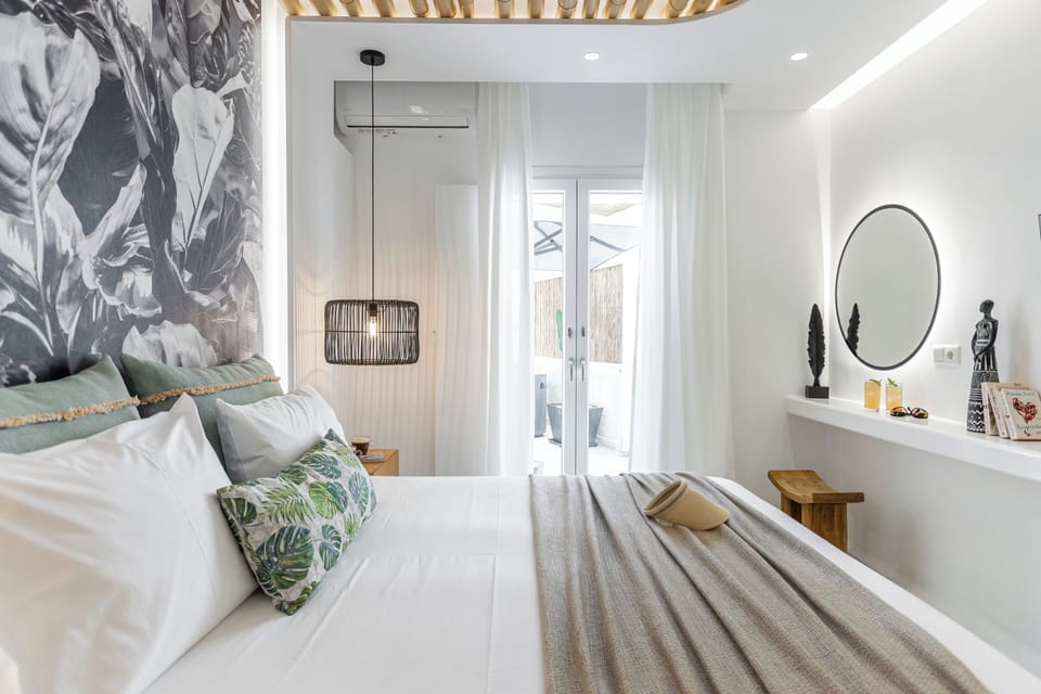 Deluxe Double Room with Hot Tub | In-room safe, desk, free WiFi, bed sheets