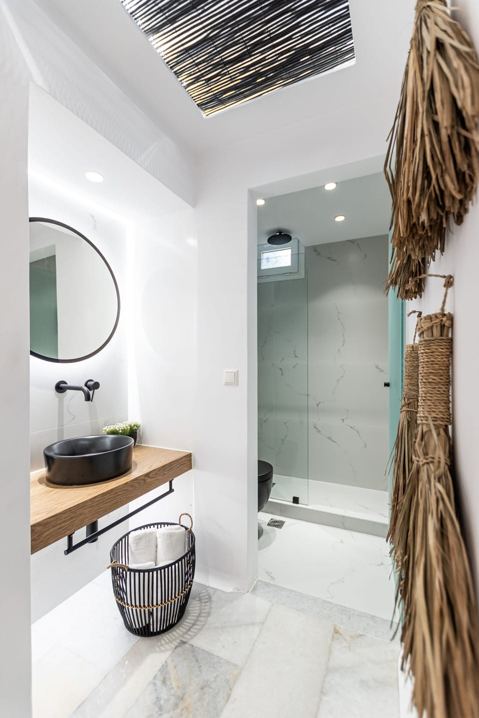 Junior Suite with Terrace (Lower Floor) | Bathroom | Hair dryer, towels, soap, shampoo