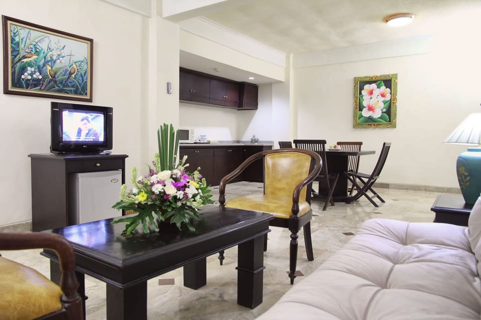 Apartment 2 Bedrooms | Minibar, in-room safe, desk, blackout drapes