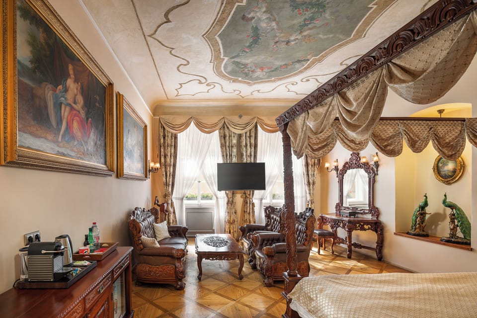 Goliath Suite | Living area | 100-cm flat-screen TV with digital channels, TV