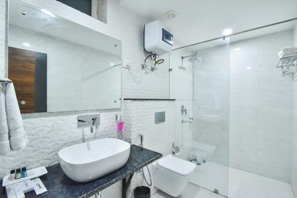 Executive Single Room, 1 King Bed, Balcony, Mountain View | Bathroom | Shower, rainfall showerhead, free toiletries, hair dryer