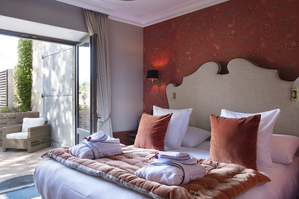 Free minibar, in-room safe, blackout drapes, soundproofing