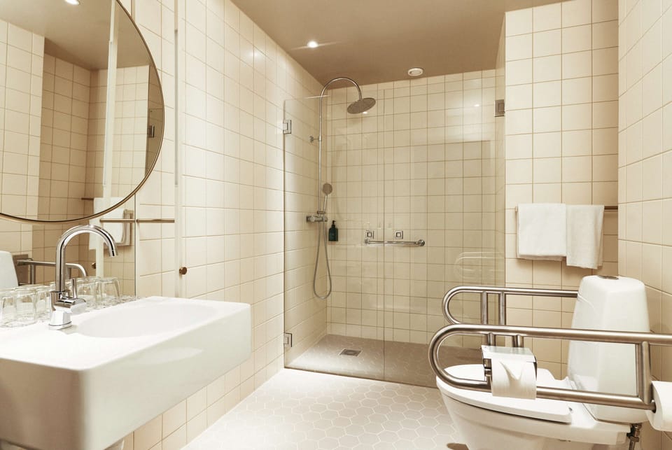 Shower, rainfall showerhead, free toiletries, hair dryer