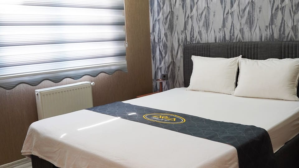 1 bedroom, premium bedding, desk, laptop workspace