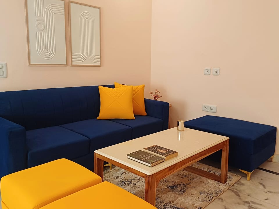 Deluxe Room, Balcony, City View | Living area
