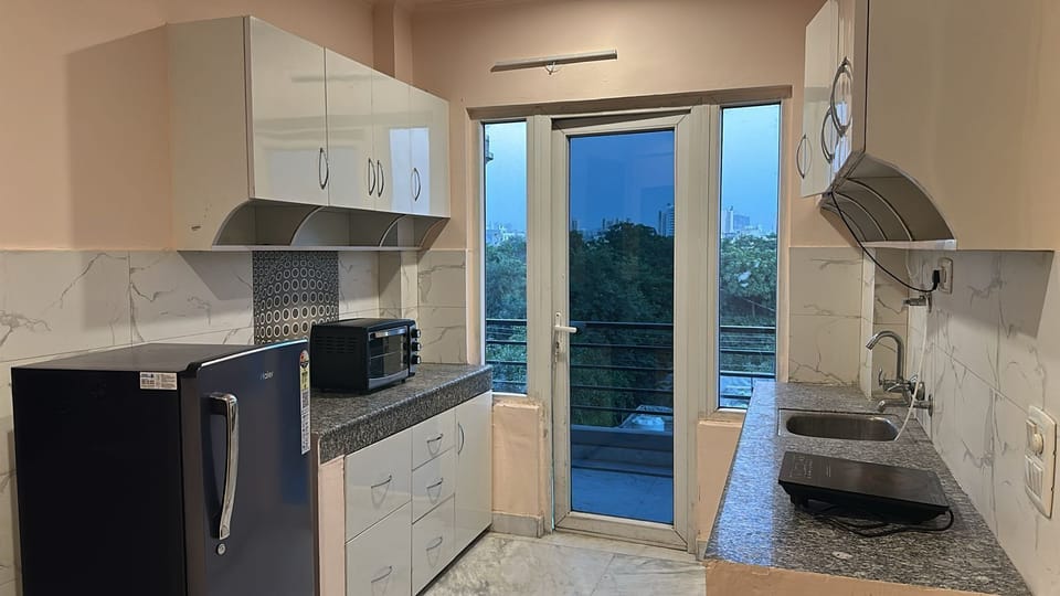 Deluxe Room, Balcony, City View | Private kitchen | Microwave, stovetop