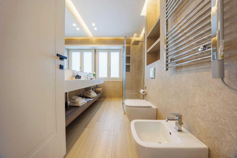 Deluxe Room, City View | Bathroom | Shower, free toiletries, hair dryer, slippers