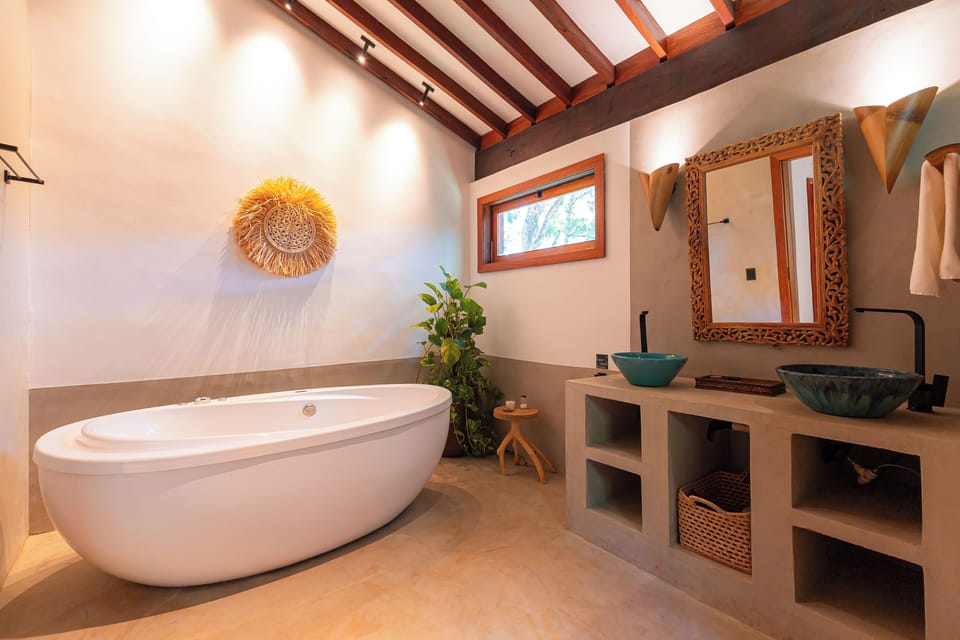 Triple Cabin with bathtub (Tibaré) | Bathroom | Hair dryer, towels, soap, shampoo