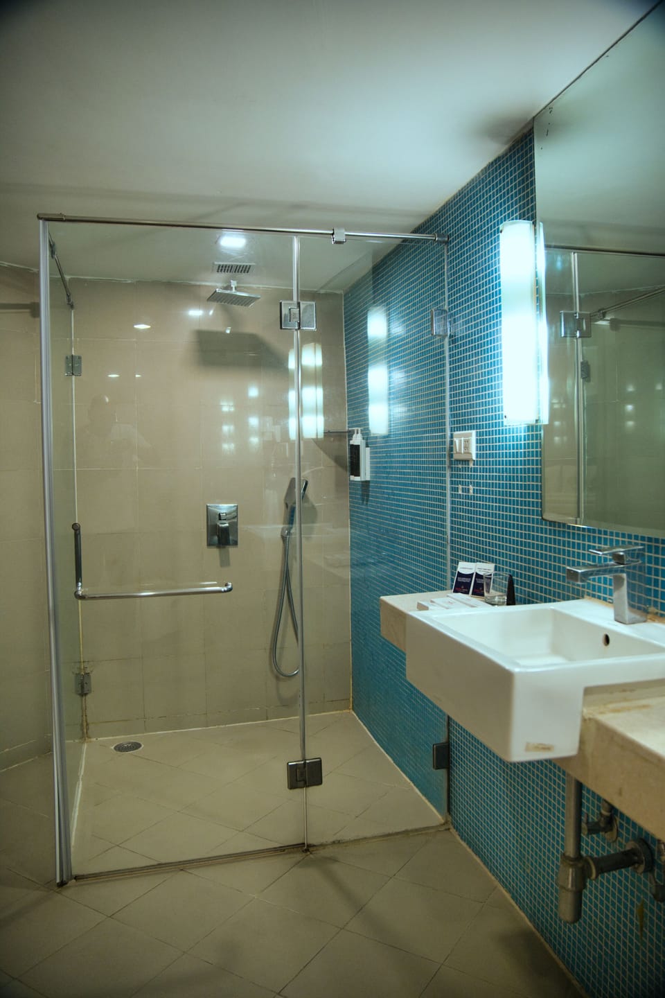 Superior Double or Twin Room, 1 Bedroom, Non Smoking, City View | Bathroom | Shower, free toiletries, hair dryer, towels
