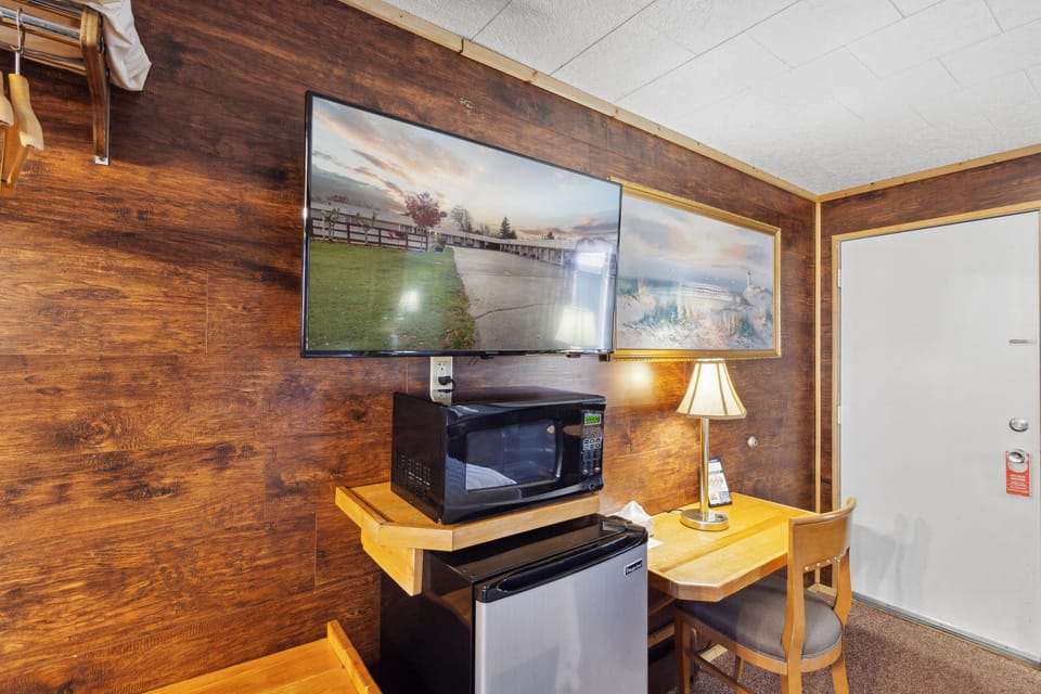 Standard Room, 1 Queen Bed | Desk, iron/ironing board, free WiFi, bed sheets